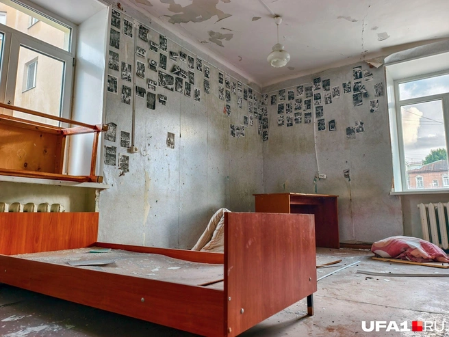 Койка и уголок с вырезками из японской манги | Источник: Булат Салихов / UFA1.RU