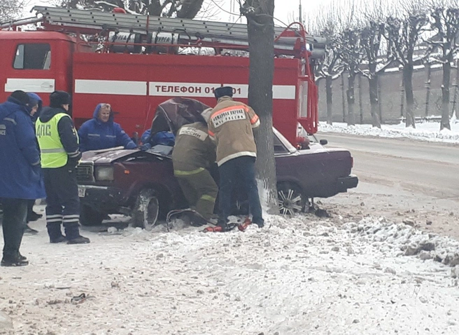 На улице Горького ВАЗ врезался в дерево | ya62.ru