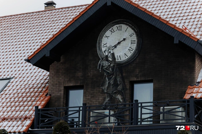 Этот дом, кажется, из кадра какого-то зарубежного фильма или даже сказки | Источник: Ирина Шарова / 72.RU