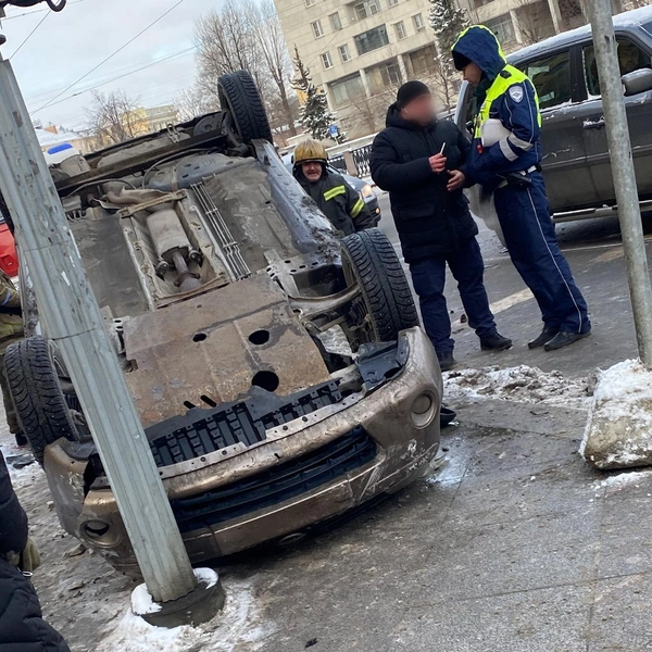 В ДТП с кувырком на Карповке участвовали сразу три машины | Источник: ДТП и ЧП | Санкт-Петербург | Питер Онлайн | СПб