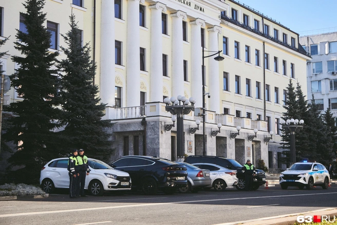 С самого утра у здания губдумы дежурит полиция | Источник: Роман Данилкин / 63.RU