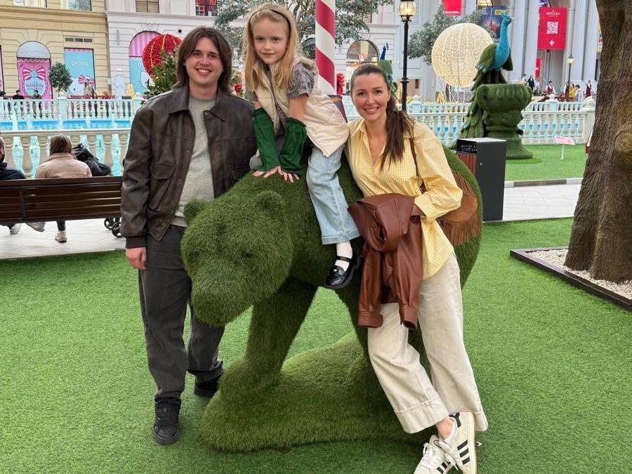 Золотые локоны и стрелки на глазах: 7-летняя дочь Заворотнюк и Чернышева очаровала всех на автограф-сессии