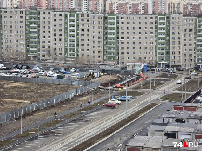 От стоянки «отщипнули» небольшой участок | Источник: читатель 74.RU