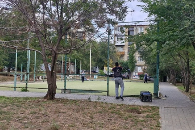 В центре Волгограда снесли футбольную площадку