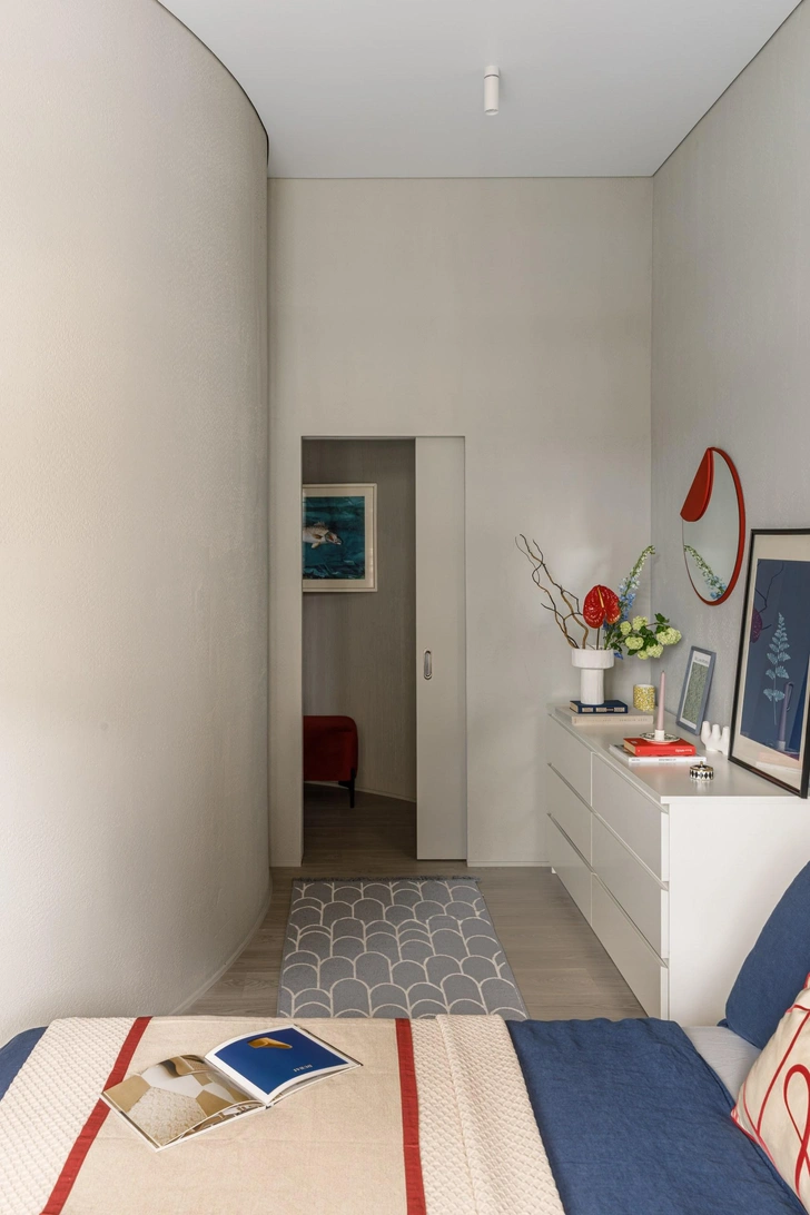 Двери, Dveri&Pol. Комод, IKEA. Зеркало и освещение, Highlight studio. Декор, Freestyle studio. Цветы, Kaktus.kz. | Источник: Мила Лотоцкая