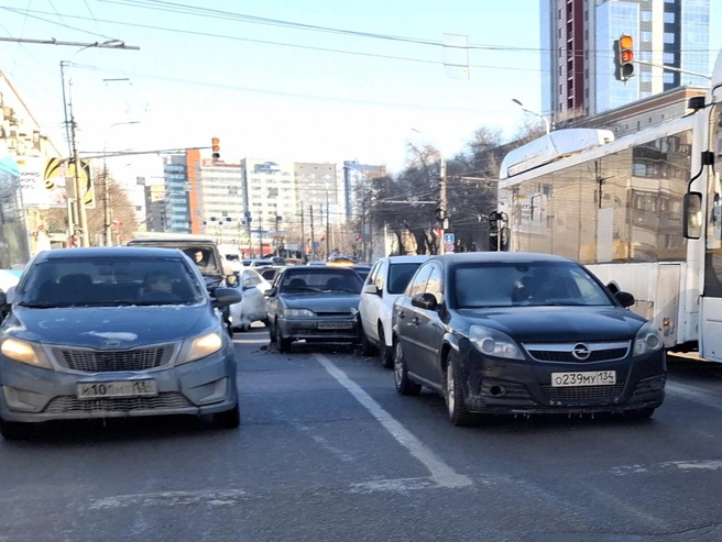 Общая длина образовавшегося дорожного затора составила около полутора километров. | Источник: Тимофей Крылов / V1.RU