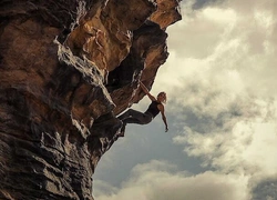 Фильм «Вершина» (Apex, 2026): скалолазка Шарлиз Терон, мерзкий Тэрон Эджертон — все о новом одноразовом триллере