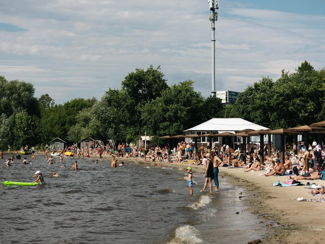 На городском пляже Шершней тоже многолюдно | Источник: Наталья Лапцевич 