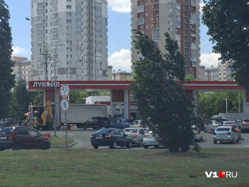Специальную технику тоже приходится подкатывать прямо к колонкам | Источник: Тимофей Крылов / V1.RU