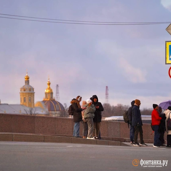 И всё равно весна. Похолодание не помешало городу и горожанам сиять в лучах заката | Источник: Павел Даиси / «Фонтанка.ру»
