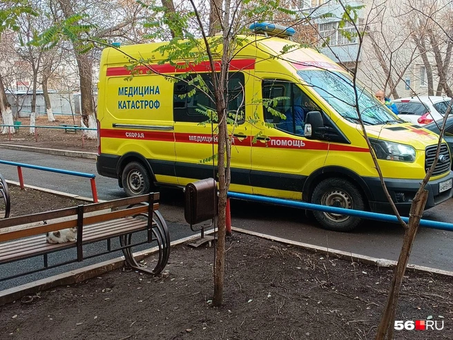 Скорая тоже дежурит на месте | Источник: Владислав Митрошин / 56.RU
