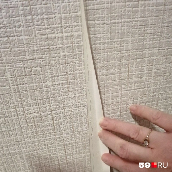 Пермячка утверждает, что после первого визита рабочих в 2021 году обои отслаивались, а квартиру продувало | Источник: предоставлено Ириной