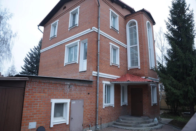 В отличие от рехабов Анны Хоботовой в этом нет решеток на окнах | Источник: Дмитрий Толстошеев / MSK1.RU