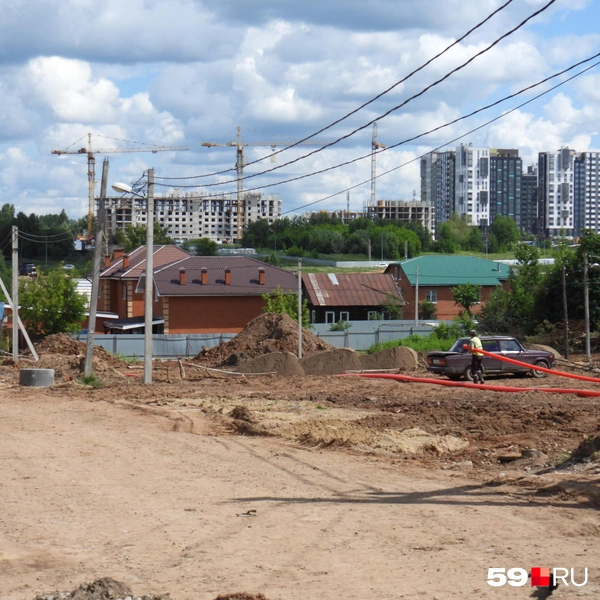 Ещё год назад здесь стояли частные дома, а сейчас развёрнута стройка ТР-53 | Источник: Кирилл Хафизов / 59.RU