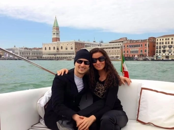 Строгий наряд, электричка, дети сами готовят ужин: жизнь Болгар после того, как Дуров выселил ее из особняка