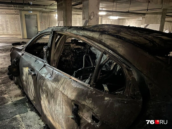Один автомобиль сгорел полностью | Источник: Алена Косточкина / 76.RU