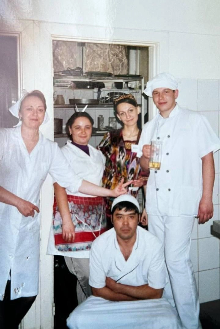 — Оклад у меня, как у официанта, был 820 рублей, остальное — проценты от продаж и щедрые чаевые | Источник: Инна Платонова