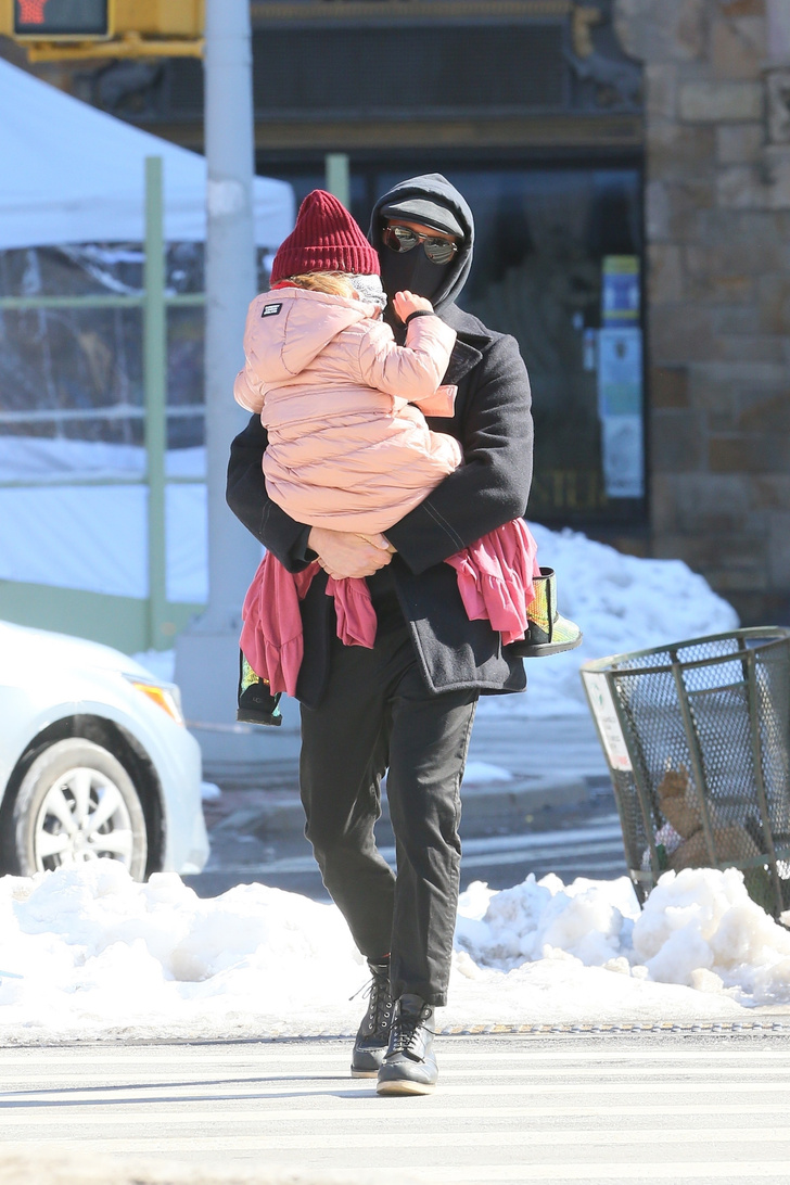 Вы бы и не узнали его, если бы не дочь: Брэдли Купер на прогулке с малышкой Леей