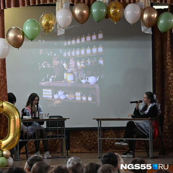Здесь 11-классники показывали сценки | Источник: Артемий Скиба / NGS55.RU