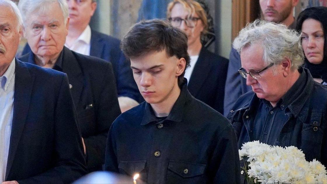 Два месяца назад похоронил маму, а теперь&nbsp;&mdash; дедушку: 22-летний внук Владимира Молчанова один стоит у гроба