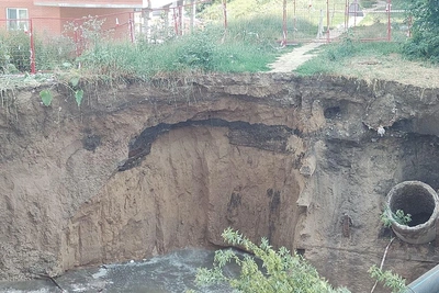 В Горском яма расширяется: снова обрушился грунт и течёт вода