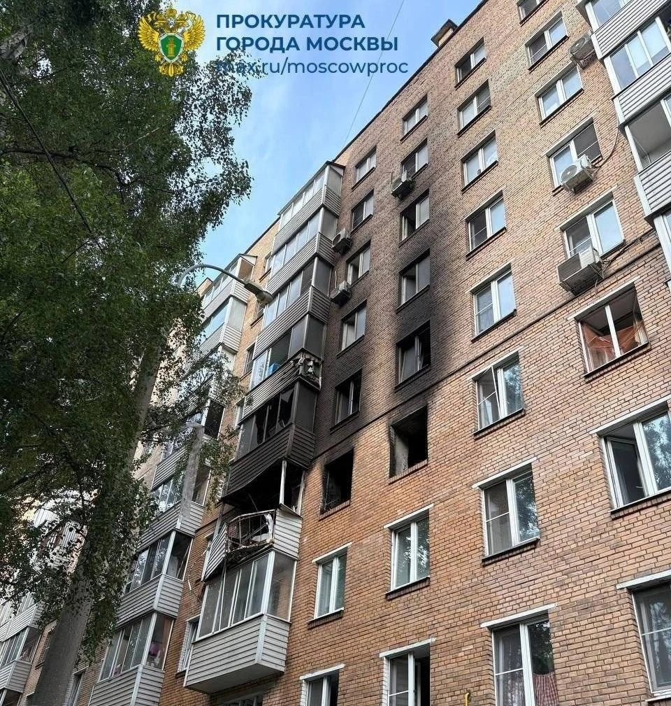 От взрывной волны в доме на Криворожской выбило окна и ракурочило балкон | Источник: Прокуратура города Москвы / T.me