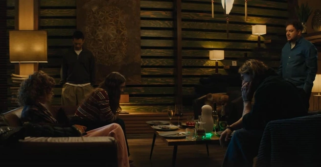 Какие тайны известны умной колонке «Алене»? | Источник: Скриншот трейлера фильма «Голосовой помощник»