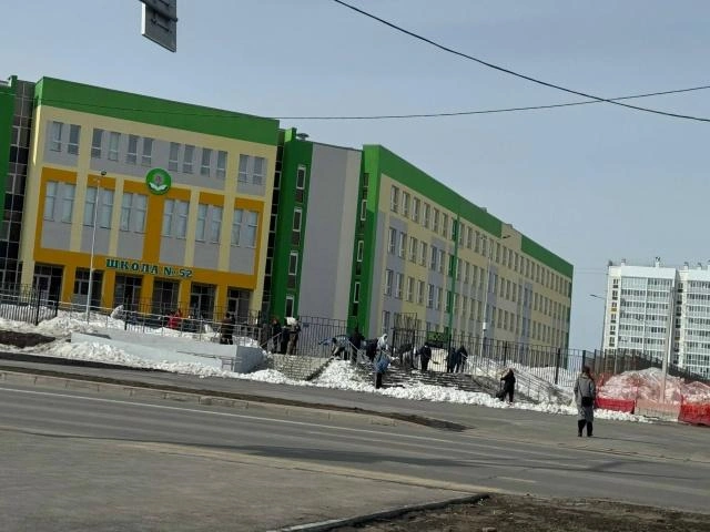 Курганцы в социальных сетях удивляются столь ранней и массовой уборке снега у школы № 52 | Источник: Заозёрный LIVE / Vk.com