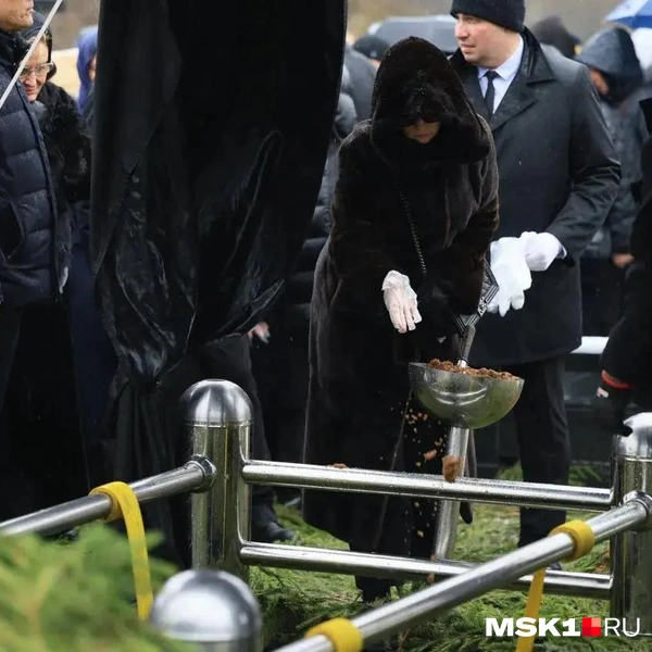 Вдова Пиманова одной из первых кинула горсть земли в могилу | Источник: Артем Устюжанин / MSK1.RU