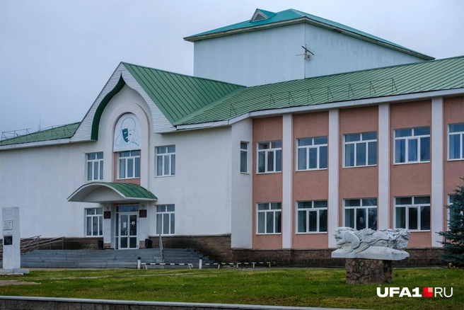 Здание дома культуры, помимо него самого, делят несколько учреждений | Источник: Булат Салихов / UFA1.RU