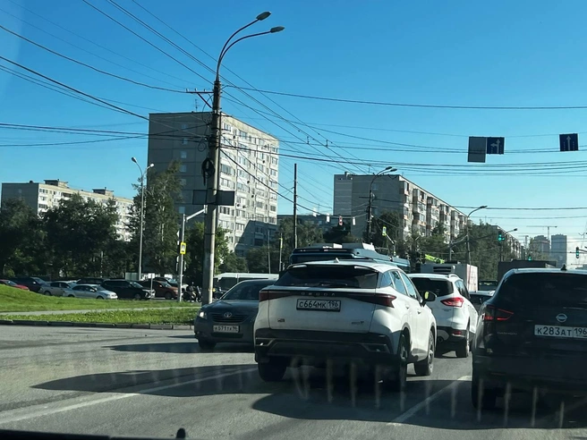 Водителям приходится объезжать затор по встречке | Источник: Анна Макушина / E1.RU