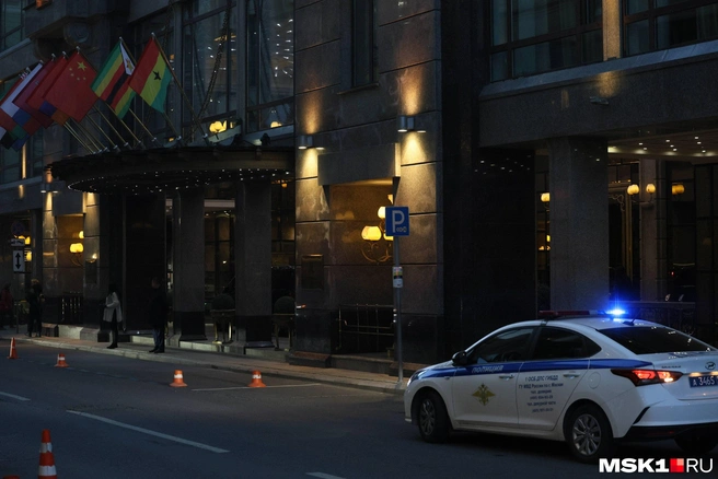На Никольской возле отеля The St. Regis Москва много полиции и правительственных машин с мигалками | Источник: Артем Устюжанин / MSK1.RU