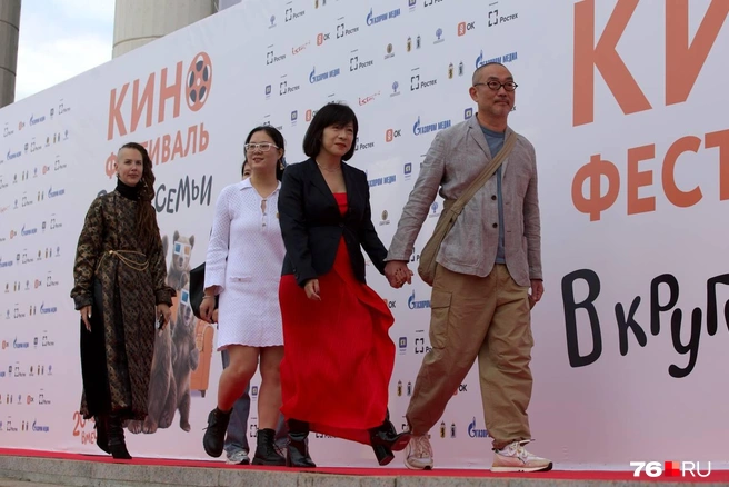 На кинофестиваль также приехали зарубежные продюсеры и режиссеры. Они представят свои картины в ближайшие дни в Ярославле | Источник: Кирилл Поверинов / 76.RU