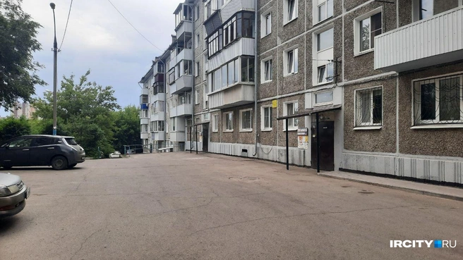 На Булавина вполне обычные уютные дворы | Источник: Виктор Лучкин / «ИрСити»
