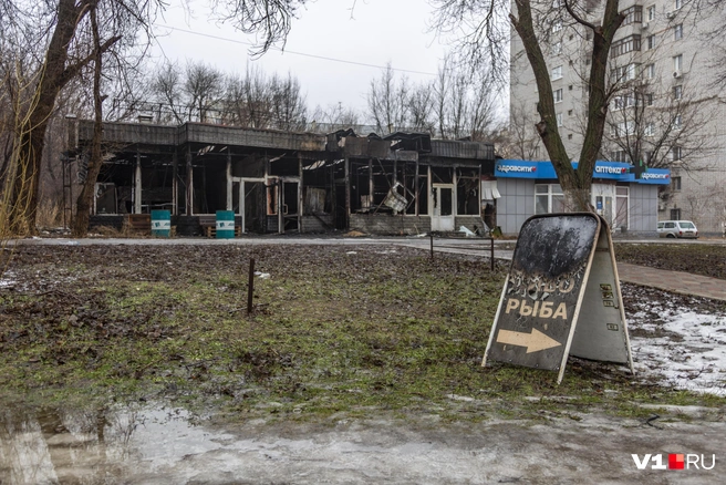 Обуглилась даже вывеска-приглашение | Источник: Константин Завриков / V1.RU