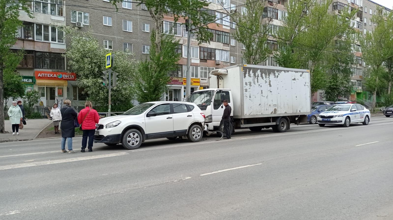 В ДТП с Nissan Qashqai на улице Амундсена, 64 в Екатеринбурге пострадала  двухлетняя девочка, 23 мая 2022 г. - 23 мая 2022 - Е1.ру