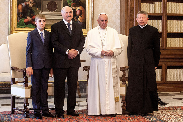<p>Николай и Александр Лукашенко с Папой римским </p>
