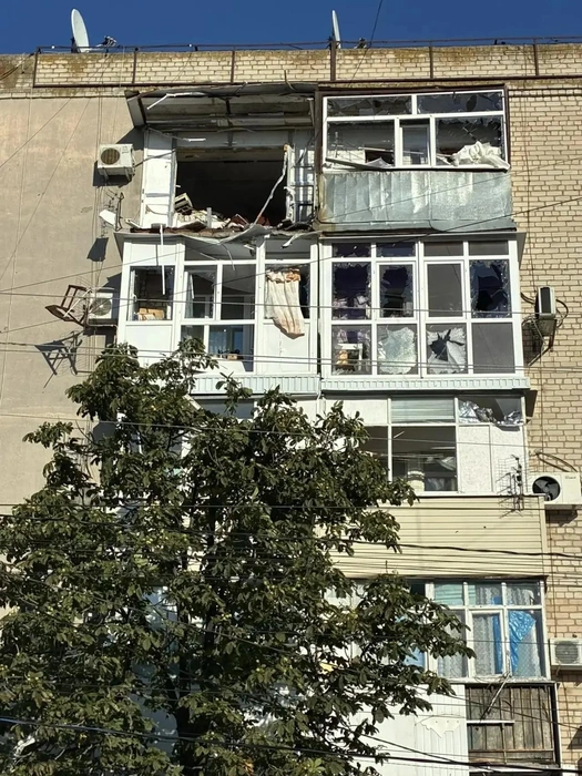 17 июля в Васильевке Запорожской области ВСУ ударили по этому дому — ранены две женщины | Источник: Евгений Балицкий / max.ru