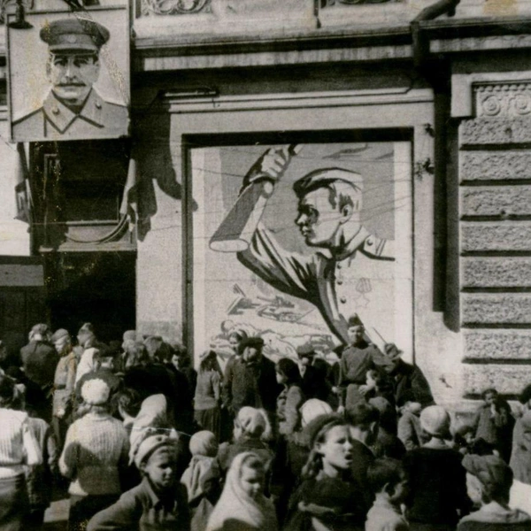 Все выходили на улицу, несли по городу весть о победе | Источник: «Иван Кротт | новости, факты, события» / T.me