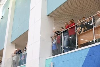 Родители футболистов следили за торжественной церемонией с балкона