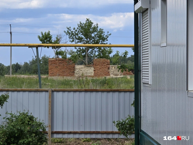 За ФАПом виднеются руины прошлой жизни | Источник: Семен Коротов-Майбах / 164.RU