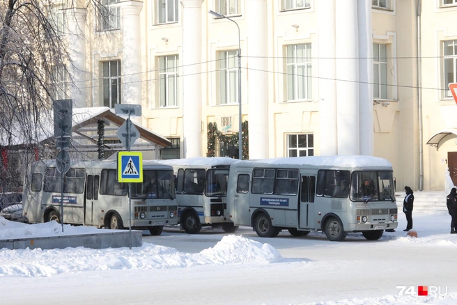 Ближе к бывшему часовому заводу также припарковали автобусы  | Источник: Дарья Пона