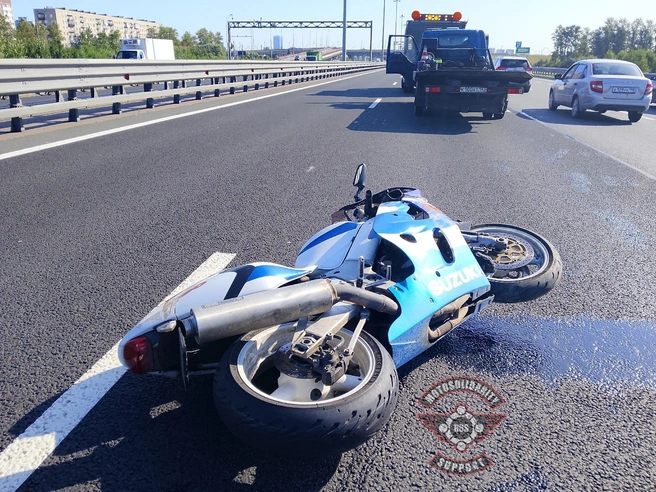 Автомобилисты объезжают мотоцикл Suzuki, который остался на проезжей части | Источник: Мотосолидарность ДТП