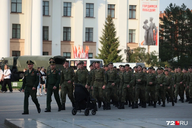 Площадь этим вечером была наполнена военными | Источник: Ирина Шарова/ 72.RU