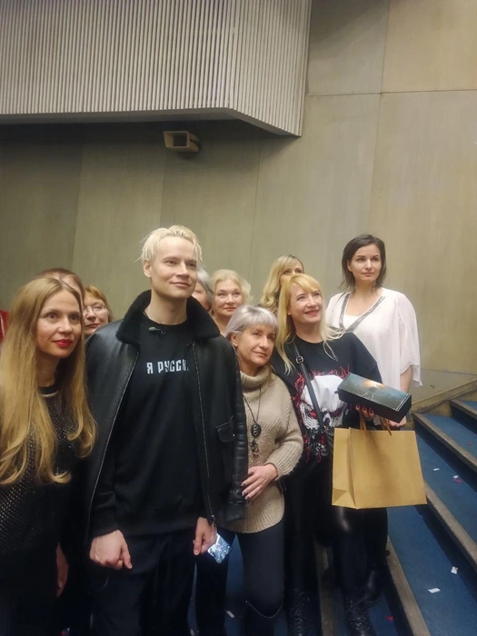 Шаман в окружении поклонников. Галина — вторая справа в том самом лонгсливе со скелетом, который раньше носил Ярослав | Источник: из архива Галины Королёвой