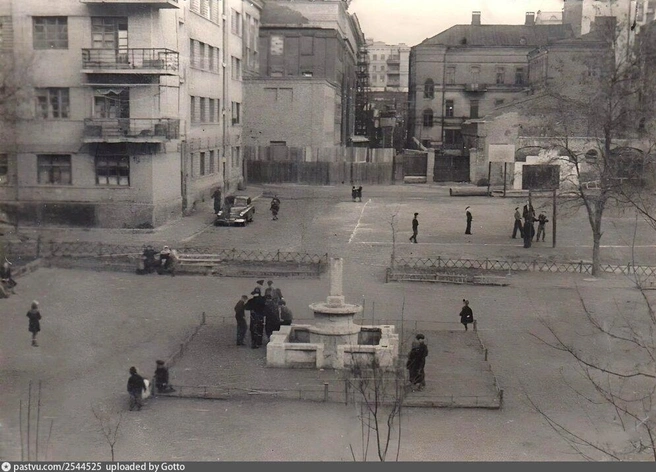 1952 год. Фонтан построили в 1927-м, это угол Горького и Островского. Сейчас там детская площадка | Источник: pastvu.com