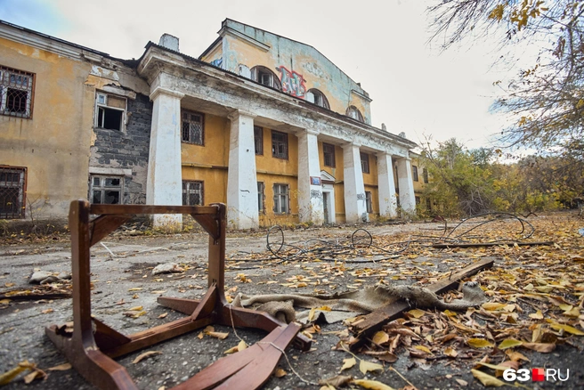 Верхние окна из-за своей формы очень похожи на глаза. В них, кстати, сохранились стекла. А вот ограждения балкона разрушены. Некоторые лежат около входа разбитые | Источник: Роман Данилкин / 63.RU