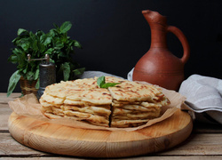 Хычины с сыром и зеленью: вкуснейший рецепт, без которого не обходится ни одно кавказское застолье