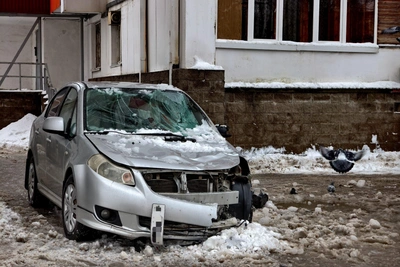 Лёд упал на машину с ребёнком в центре Уфы
