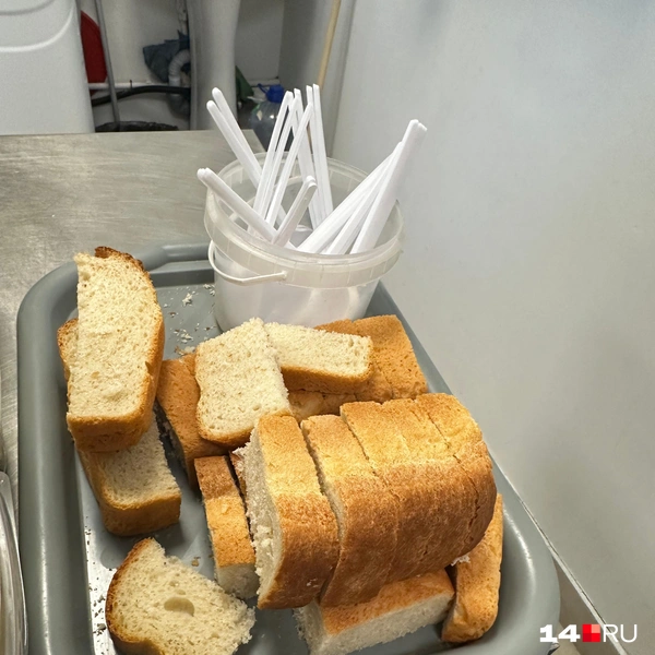 Хлеб и приборы | Источник: очевидец